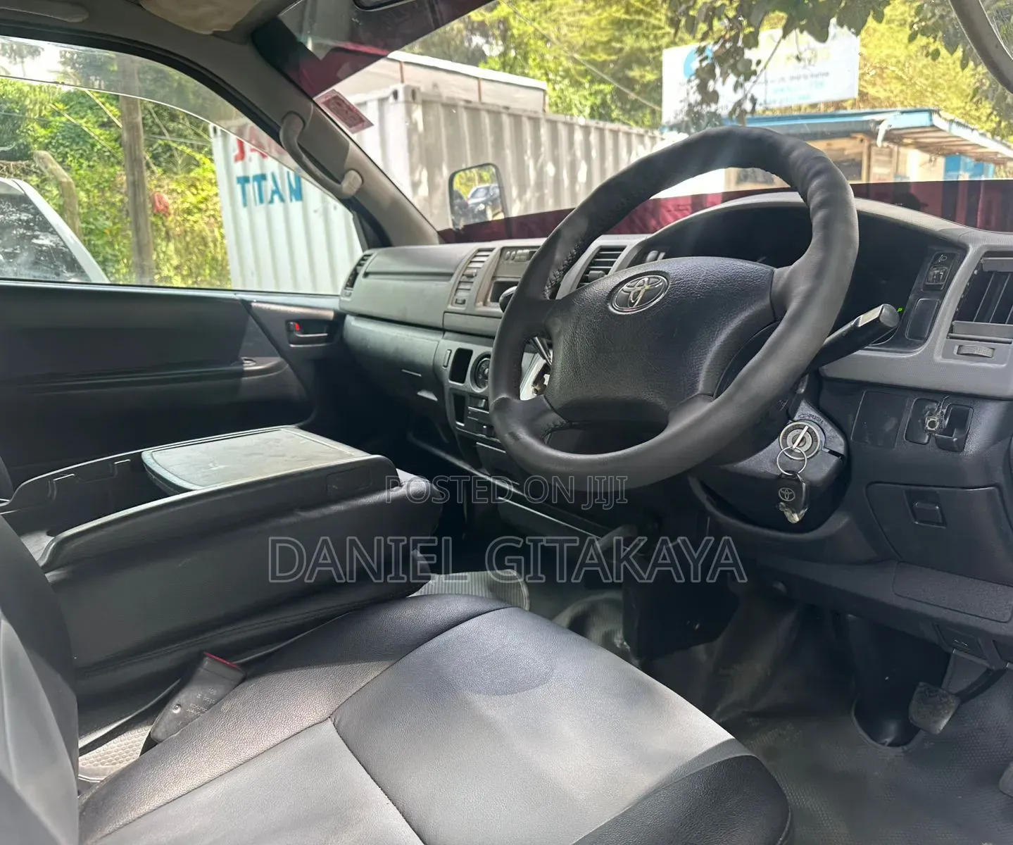 Toyota HiAce 2013 White