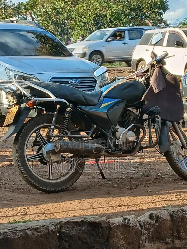 Honda CB 2018 Blue - main view