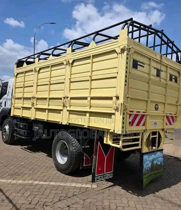 Isuzu FTR Financing 2022 White - thumbnail 3