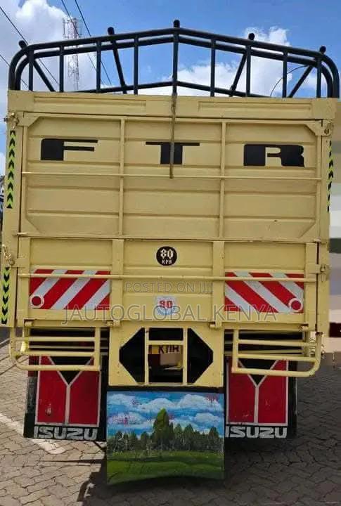 Isuzu FTR Financing 2022 White - thumbnail 5
