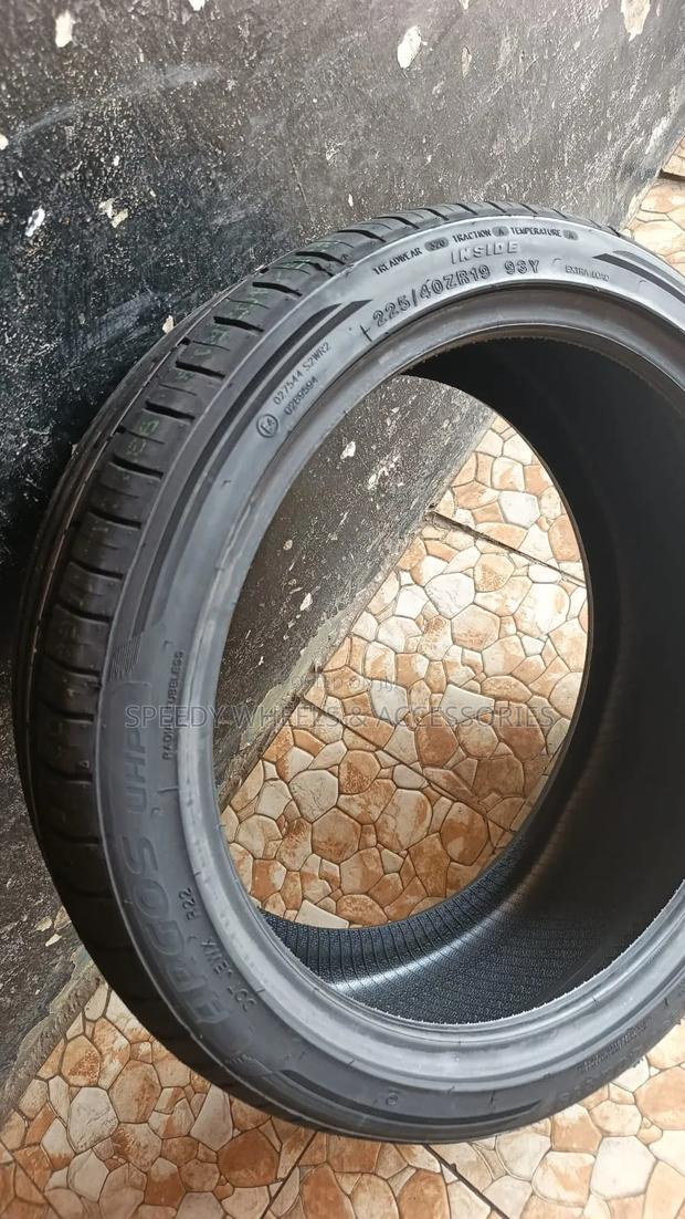 225/40r19 Performance Tyres - thumbnail 2