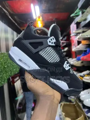 Air Jordan 4 “White Thunder”
Sizes:39-45