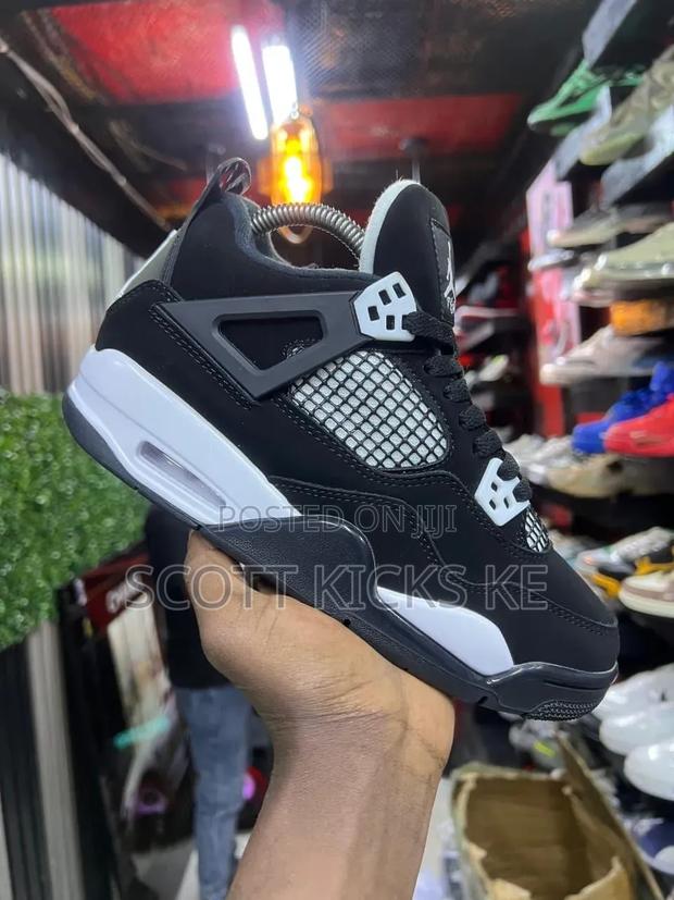 Air Jordan 4 “White Thunder”
Sizes:39-45 - thumbnail 2