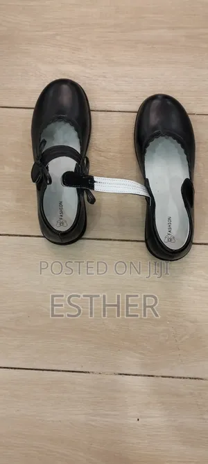 Girls School Shoes, Size 39 KSH 1500