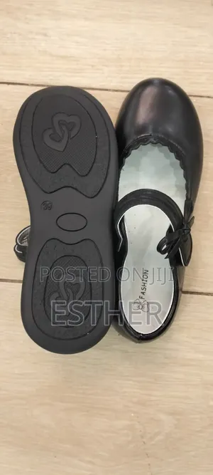 Girls School Shoes, Size 39 KSH 1500