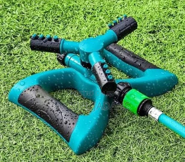 Brand New/Automatic 360° Rotating Water Sprinkler