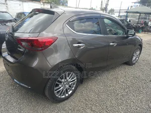 Mazda 2 2021 Gold