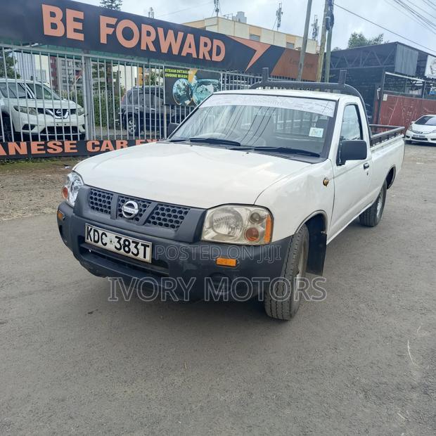 Nissan Hardbody 2002 White - thumbnail 2