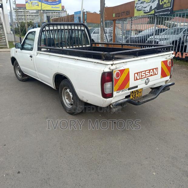 Nissan Hardbody 2002 White - thumbnail 3