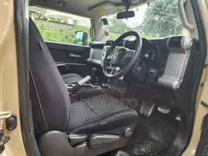 Toyota FJ Cruiser 4x4 Automatic 2012 Beige