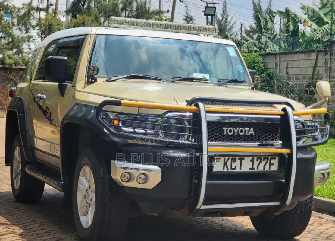Toyota FJ Cruiser 4x4 Automatic 2012 Beige