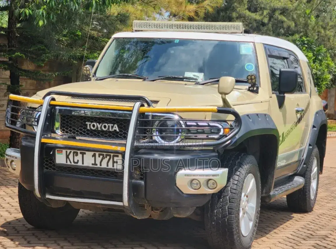 Toyota FJ Cruiser 4x4 Automatic 2012 Beige