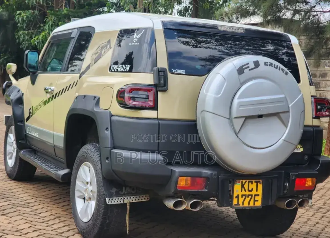 Toyota FJ Cruiser 4x4 Automatic 2012 Beige