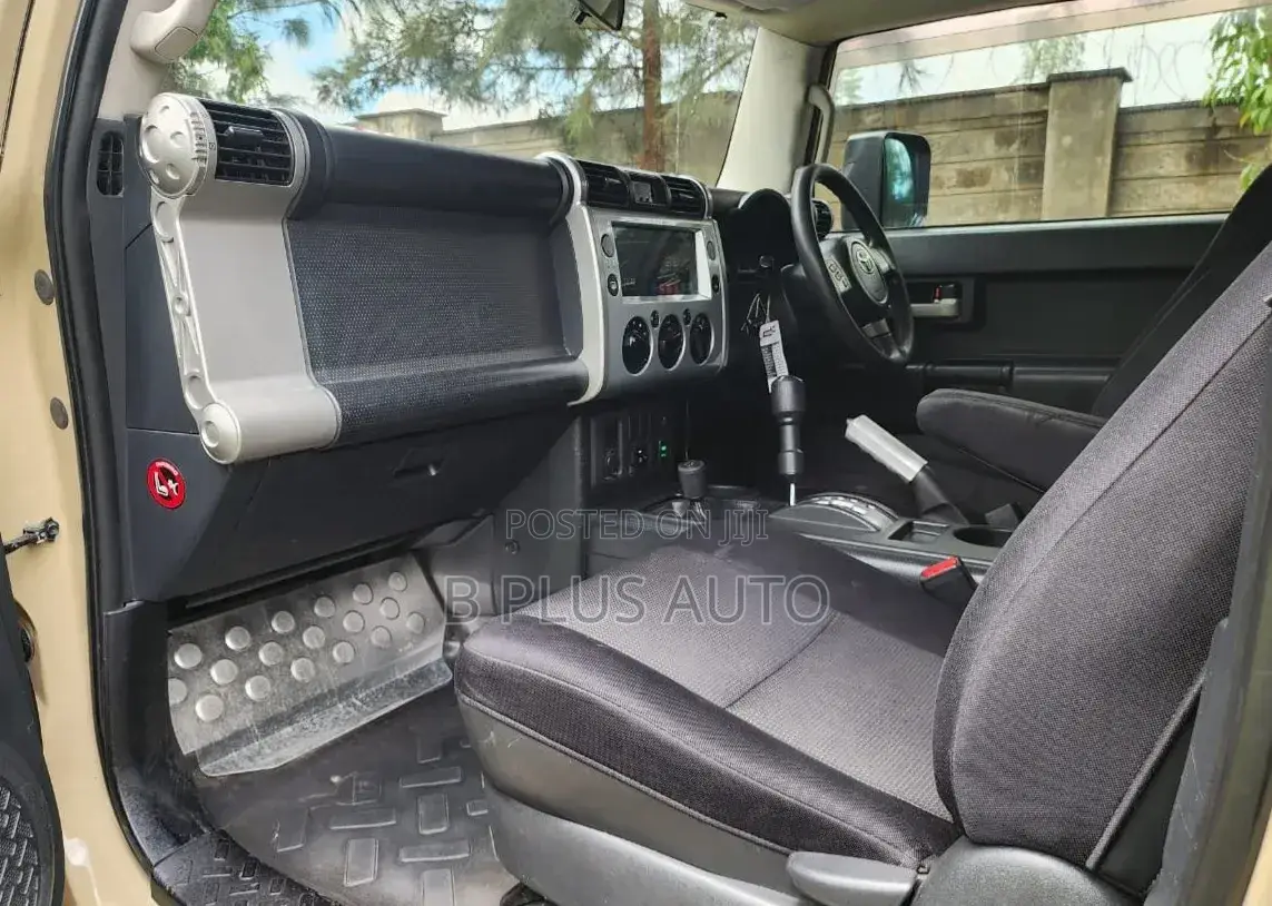 Toyota FJ Cruiser 4x4 Automatic 2012 Beige