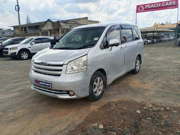 Toyota Noah 2009 Silver - main view
