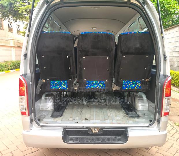 Toyota HiAce 2018 Silver - thumbnail 9
