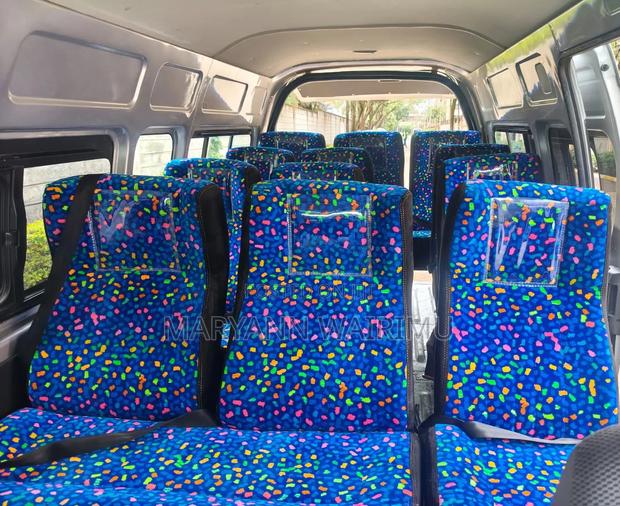 Toyota HiAce 2018 Silver - thumbnail 10