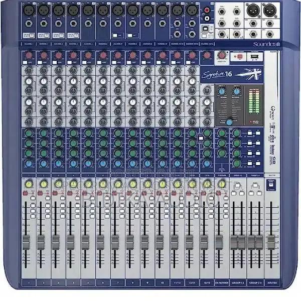 Soundcraft Signature 16 Analog Mixer