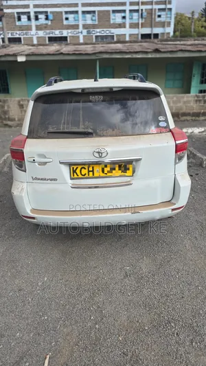 Toyota Vanguard 2010 White