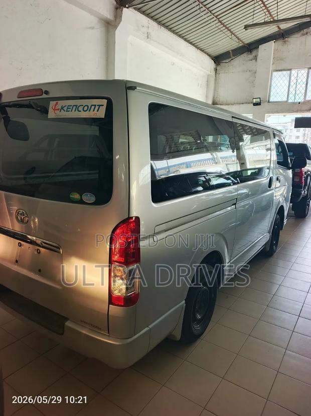 Toyota HiAce 2019 Silver - thumbnail 3