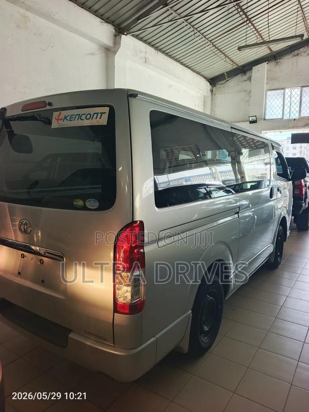 Toyota HiAce 2019 Silver - thumbnail 4