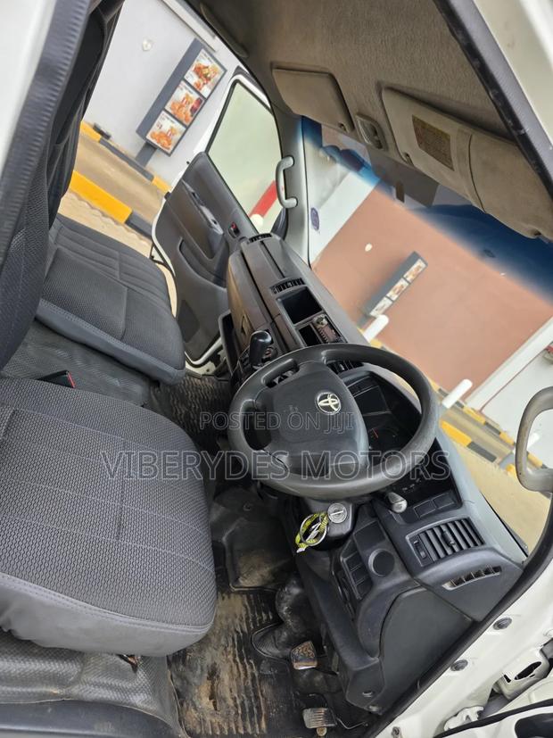 Toyota HiAce 2019 White - thumbnail 9