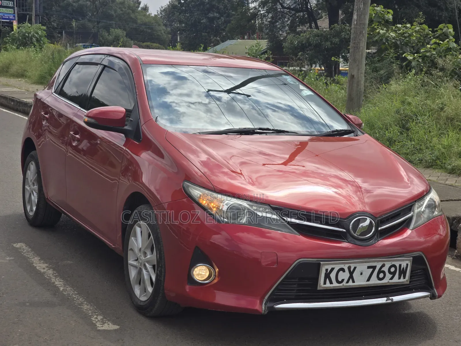 Toyota Auris 2013 Red