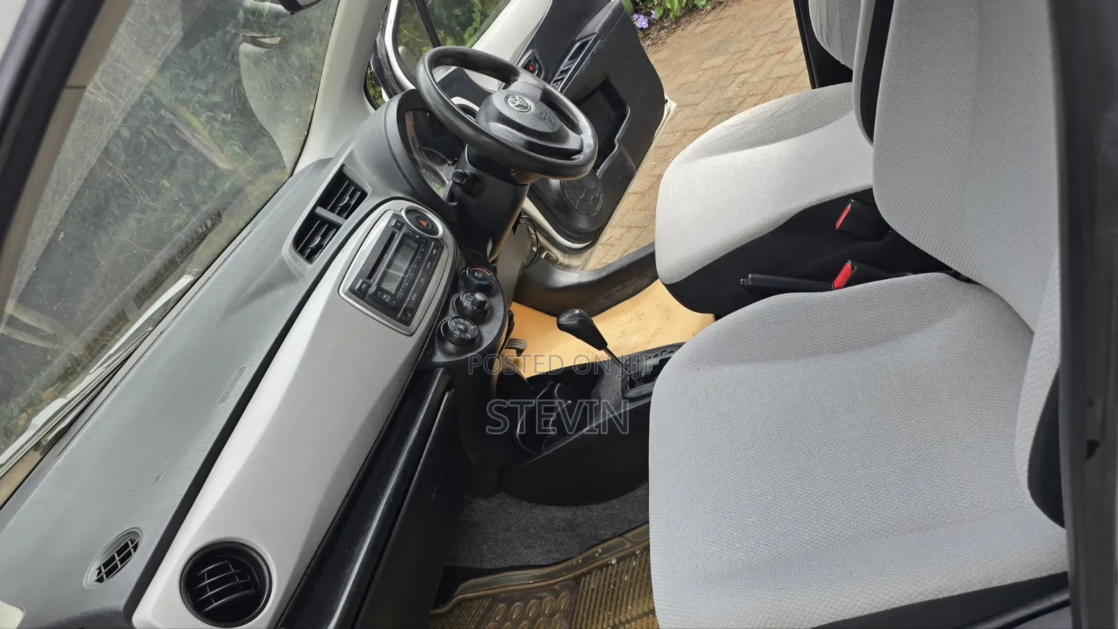 Toyota Vitz 2014 White