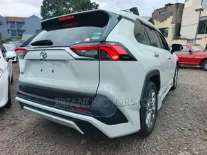 Toyota RAV4 XLE Premium AWD 2019 White