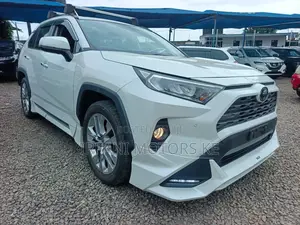 Toyota RAV4 XLE Premium AWD 2019 White