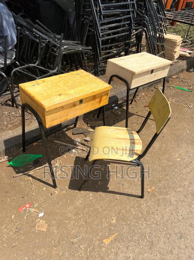 Secure School Lockers With Chairs