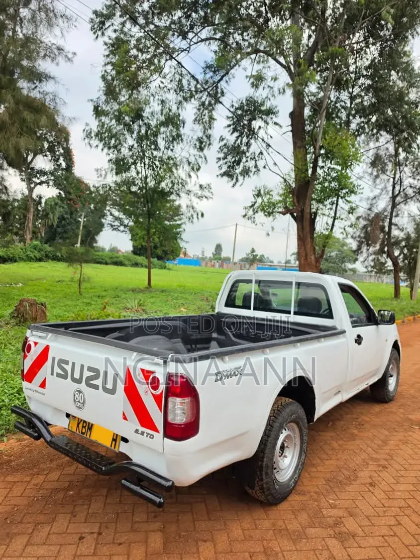 Isuzu D-MAX 2010 White