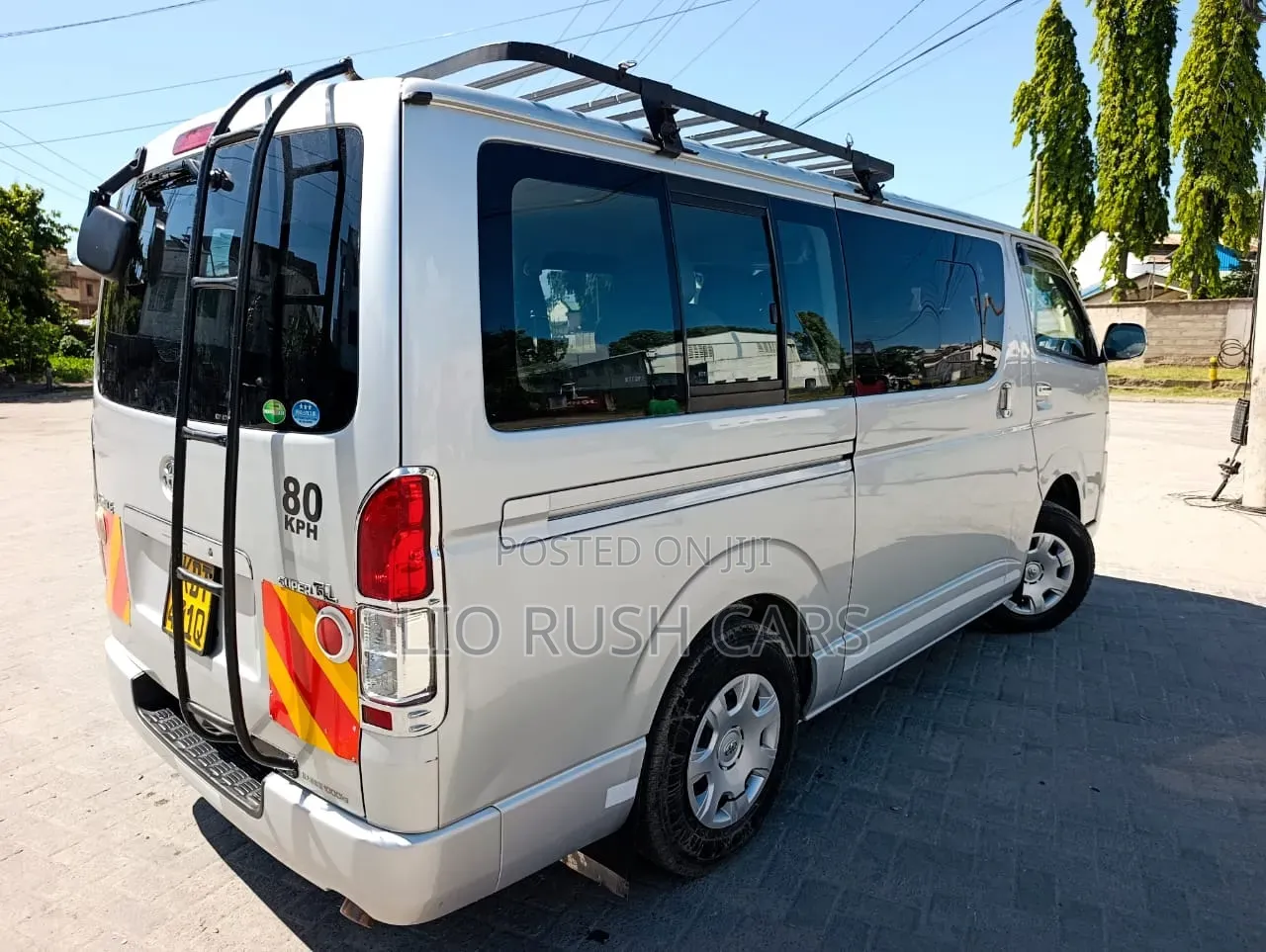 Toyota HiAce 2018 Silver