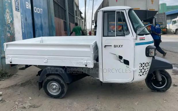 New Piaggio 2025 White - thumbnail 2