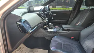 Toyota Crown 2018 Ivory
