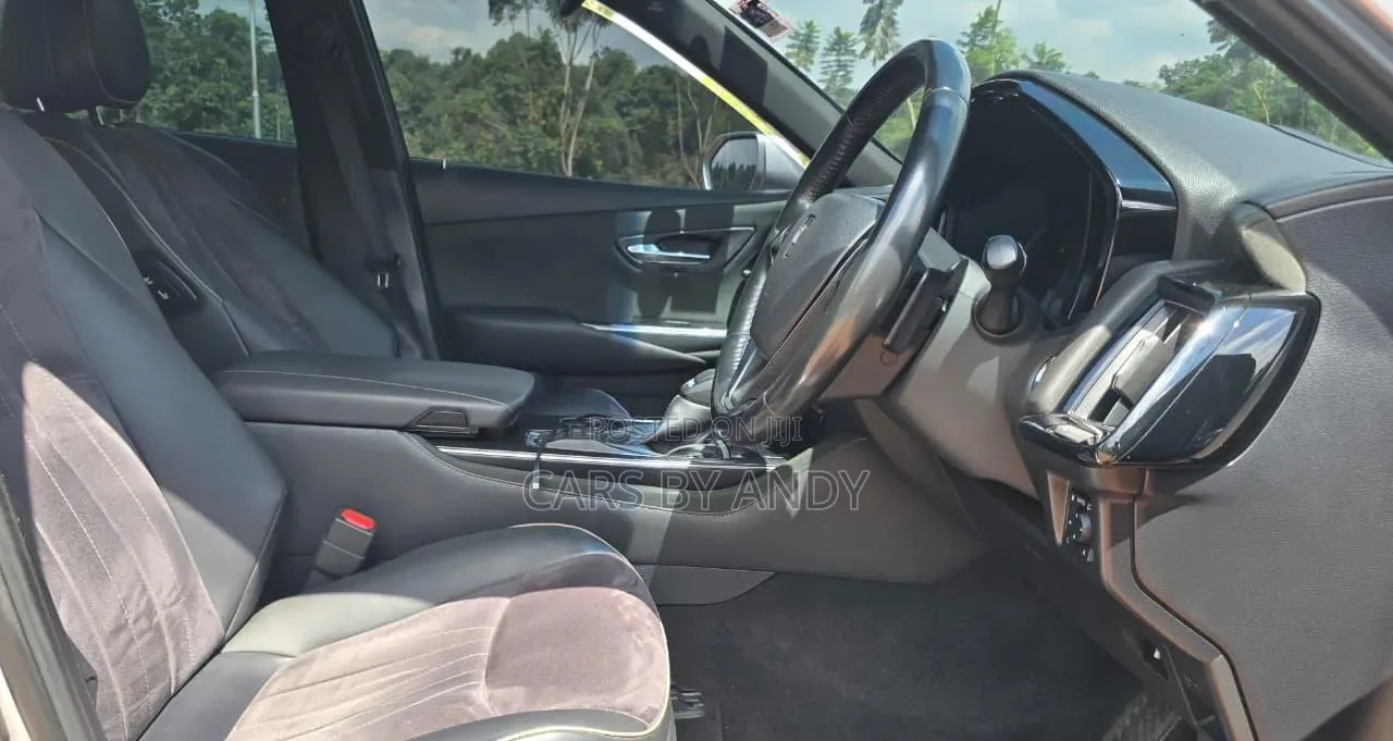 Toyota Crown 2018 Ivory