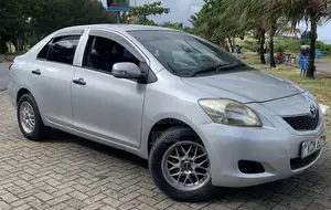 Toyota Belta 2011 Silver