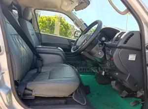 Toyota HiAce 2018 Silver