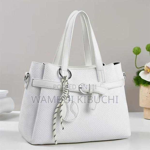 Trendy Medium Handbags