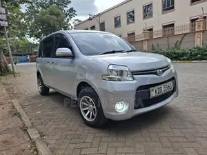 Toyota Sienta 1.5 FWD 2014 Silver