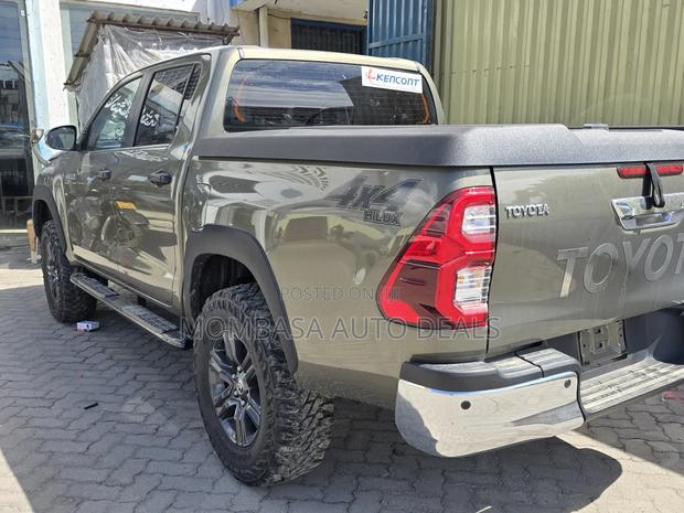 Toyota Hilux 2021 Gray - thumbnail 2