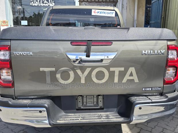 Toyota Hilux 2021 Gray - thumbnail 3