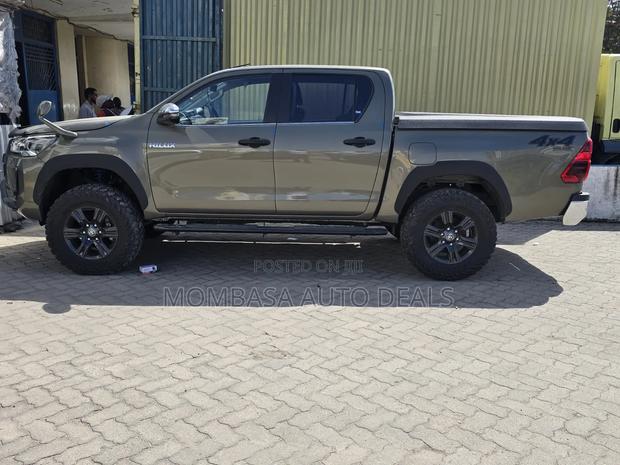 Toyota Hilux 2021 Gray - thumbnail 4