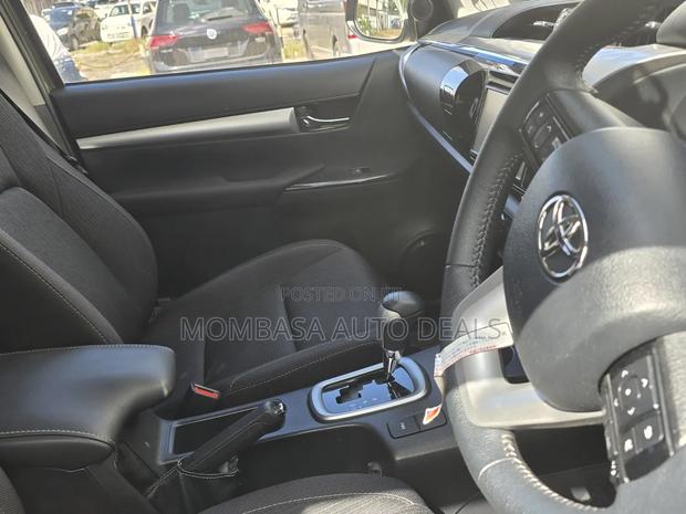 Toyota Hilux 2021 Gray - thumbnail 5