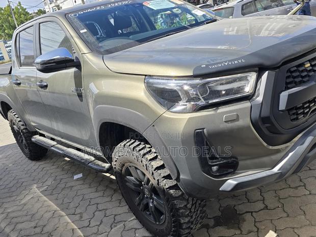 Toyota Hilux 2021 Gray - thumbnail 8