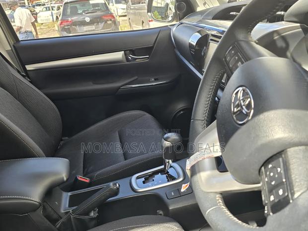 Toyota Hilux 2021 Gray - thumbnail 9