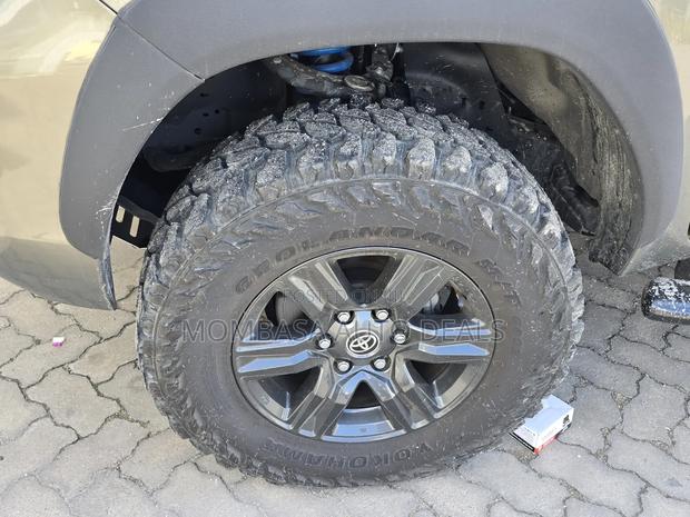 Toyota Hilux 2021 Gray - thumbnail 11