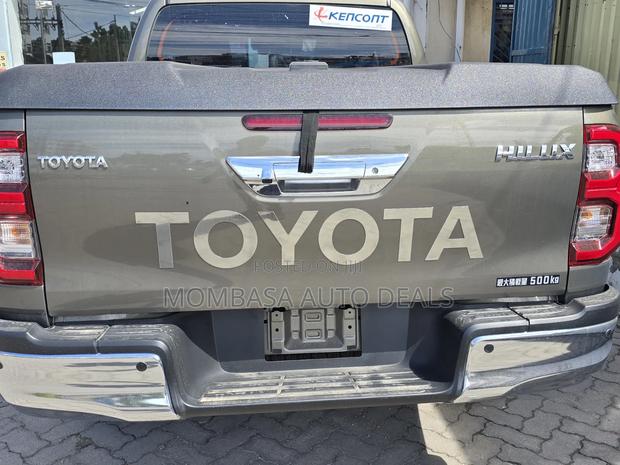 Toyota Hilux 2021 Gray - thumbnail 14