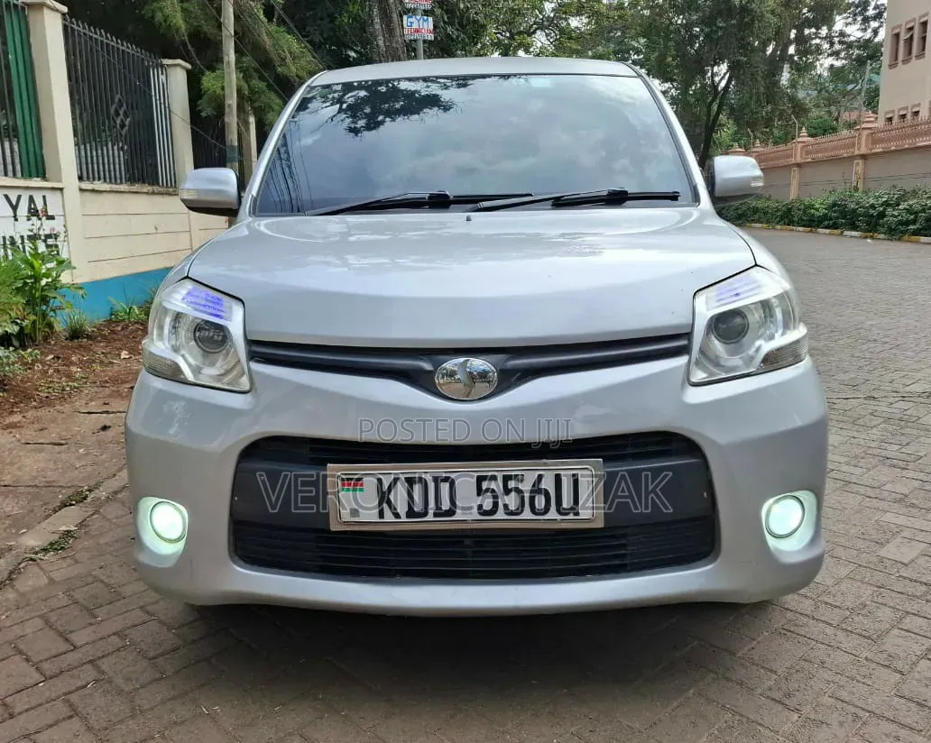 Toyota Sienta 2014 Silver