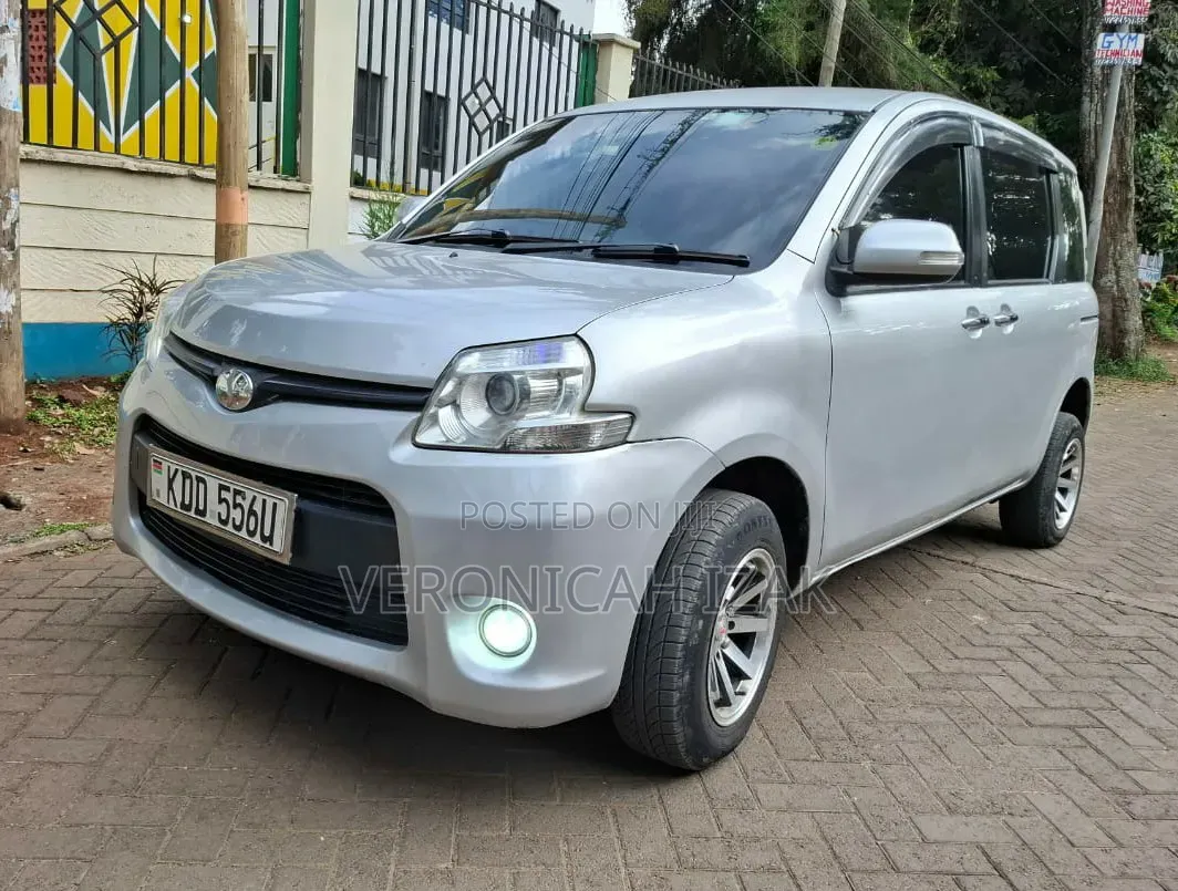 Toyota Sienta 2014 Silver